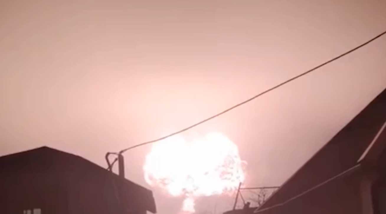 Vídeo: Drone ataca depósito de combíveis e causa explosão gigantesca