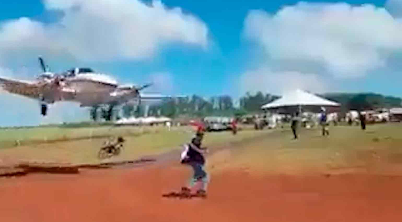 Vídeo mostra homem quase sendo atropelado por avião em pista da Agrishow. Foto: reprodução Twitter
