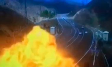 Vídeo: Caminhão com tintas e vernizes capota em alta velocidade e explode