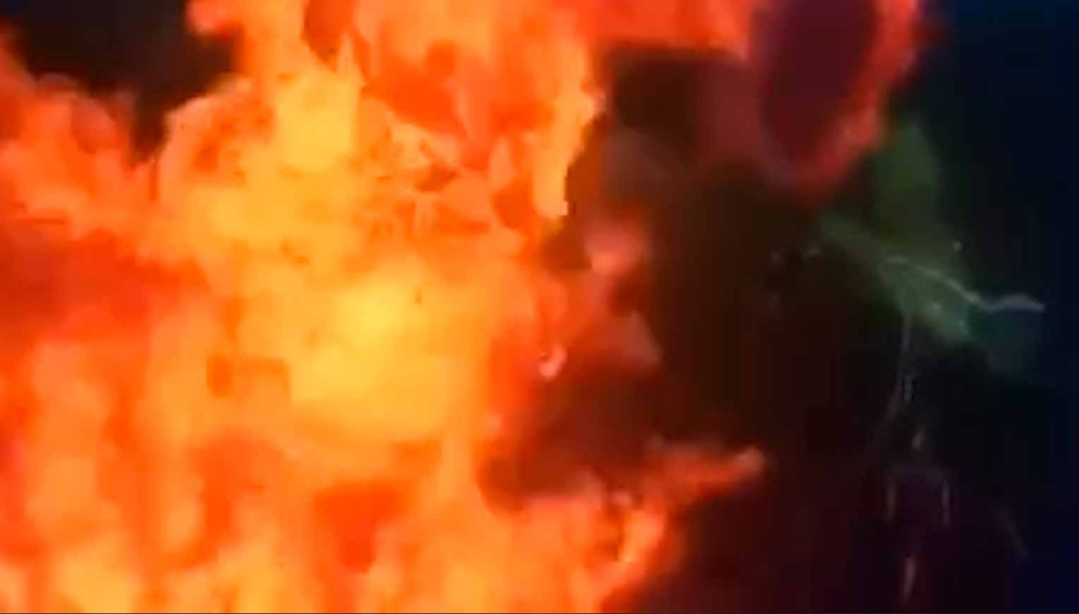 Vídeo: Caminhão com tintas e vernizes capota em alta velocidade e explode