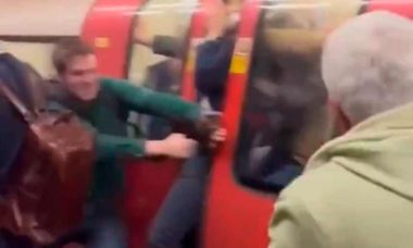 Vídeo: Pânico no Metrô do Reino Unido! Fumaça enche trem a caminho da Coroação