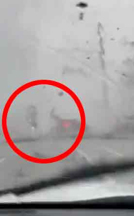 Vídeo mostra o momento em que carro é levantado no ar por tornado