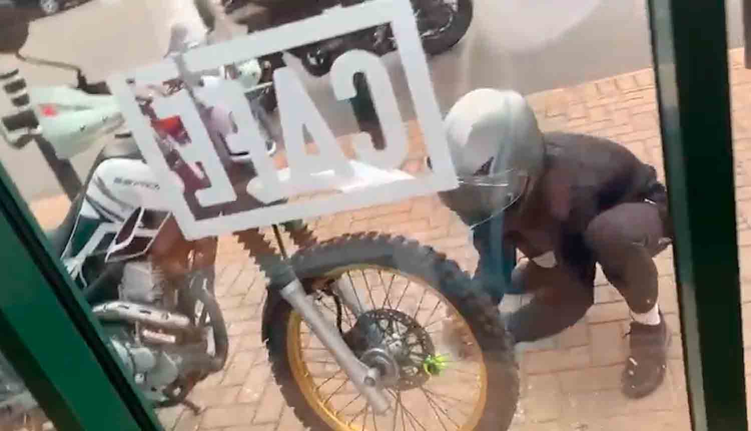 Vídeo: Bandidos roubam moto usando pedra em frente a lanchonete cheia e ninguém faz nada. Foto: Reprodução Twitter @MCNnews