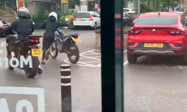 Vídeo: Bandidos roubam moto usando pedra em frente a lanchonete cheia e ninguém faz nada. Foto: Reprodução Twitter @MCNnews