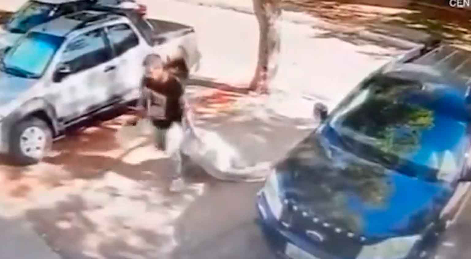 Vídeo mostra homem arrastando mala com menina de 12 anos que ele havia acabado de sequestrar. Foto: Reprodução Twitter