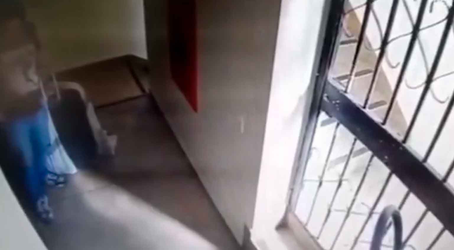 Vídeo mostra homem arrastando mala com menina de 12 anos que ele havia acabado de sequestrar. Foto: Reprodução Twitter