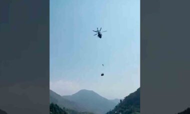Vídeo: Helicóptero do Exército em ação para resgatar alunos e professores presos em teleférico.Foto e vídeo: Reprodução Twitter @MalikAliiRaza