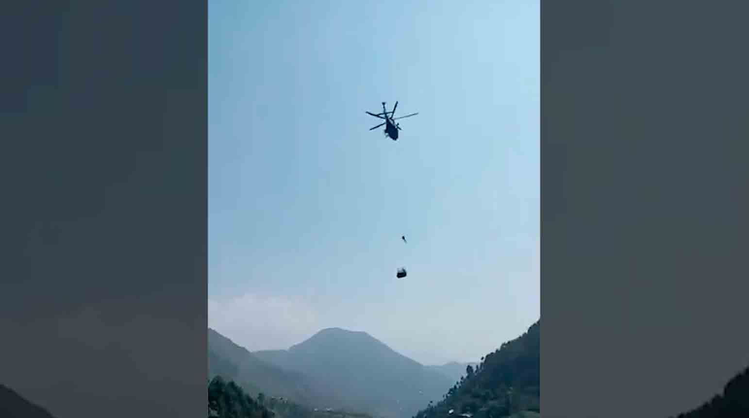 Vídeo: Helicóptero do Exército em ação para resgatar alunos e professores presos em teleférico.Foto e vídeo: Reprodução Twitter @MalikAliiRaza