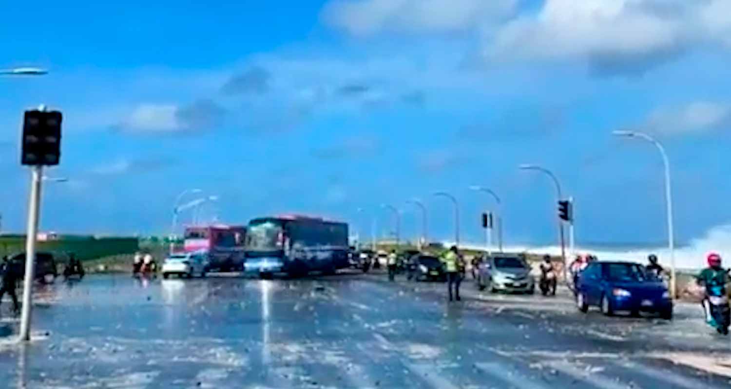 Video näyttää hetken, kun valtava aalto pyyhkäisee moottoripyörät ja uimarit Malediiveilla. Kuva: Twitter @Top_Disaster