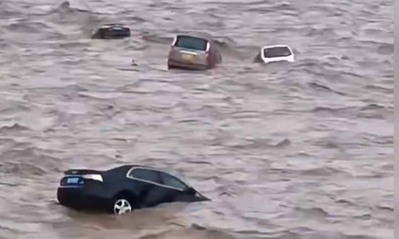 Biler blir dratt med av flommen i Kina. Bilder og videoer: Gjengivelse Telegram
