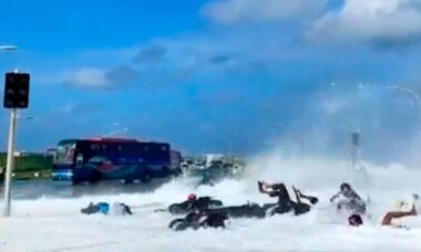 Vídeo mostra momento que onda gigante arrasta motos e banhistas nas Maldivas. Foto: reprodução twitter @Top_Disaster
