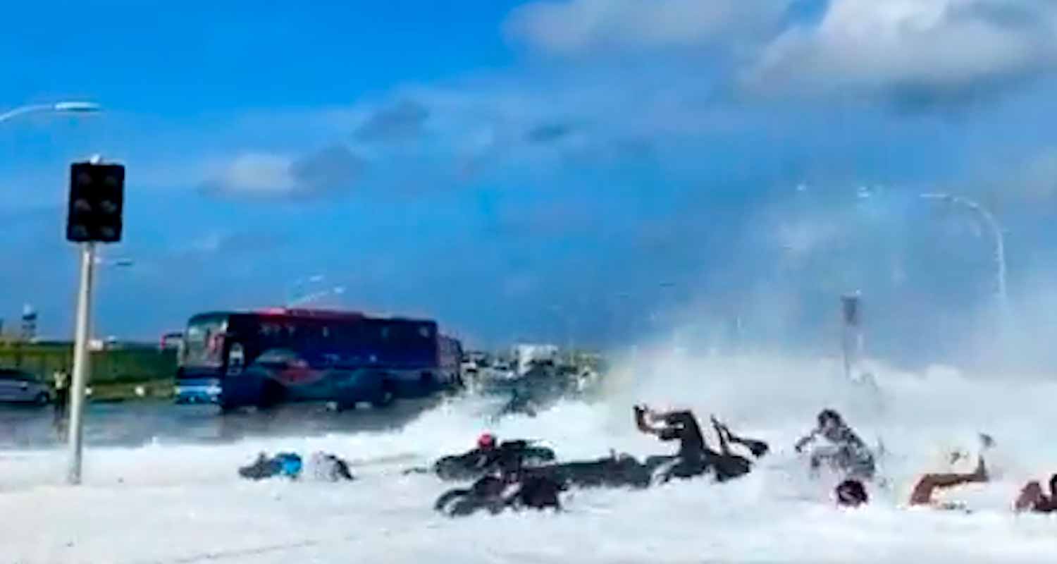 Video viser øjeblikket, hvor en kæmpe bølge trækker motorcykler og badende med sig på Maldiverne. Foto: Gengivelse Twitter @Top_Disaster