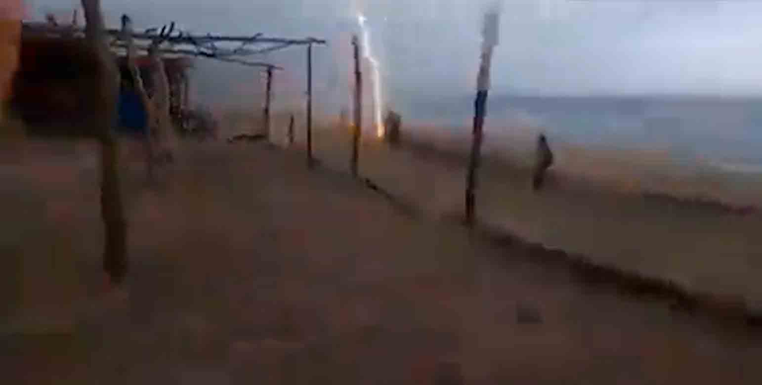 Vídeo: Duas pessoas morrem ao serem atingidas por um raio na praia de Aquila Foto: Reprodução Telegram t.me/Disaster_News 