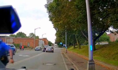 Vídeo chocante mostra policial sendo arrastado em rua movimentada por motorista de fuga
