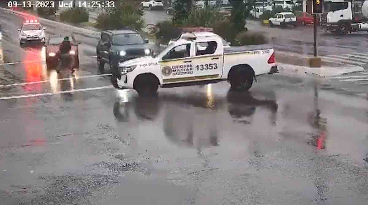 Video: Poliisi heitetään ilmaan osuman jälkeen pakenevalta ajoneuvolta. Kuva: Twitterin jäljennös