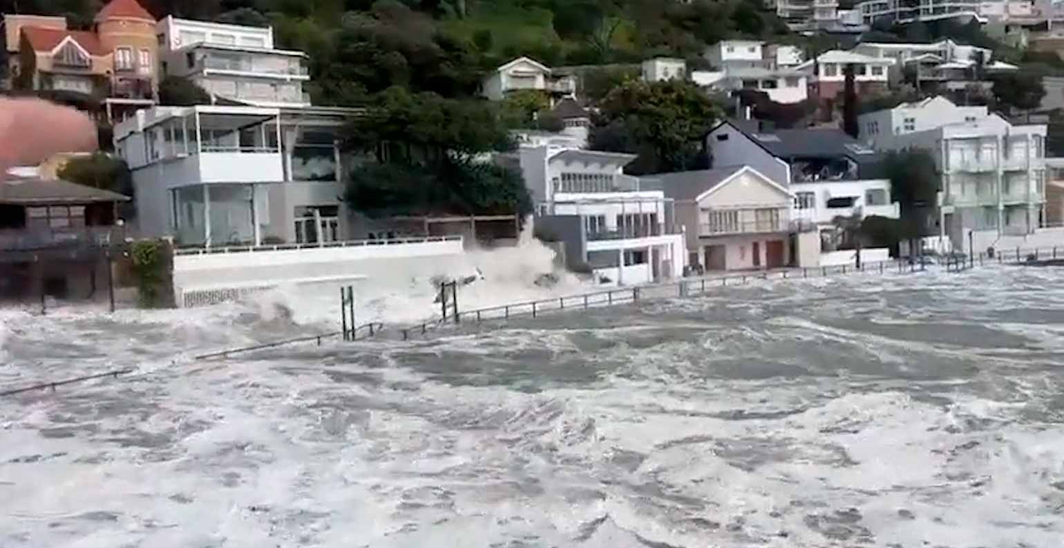 Video: Gigantisk bølge drar med seg biler og oversvømmer byer i Sør-Afrika. Foto og video: Gjengivelse Twitter @Top_Disaster