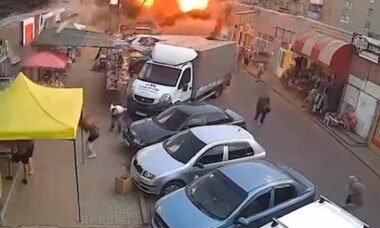 Vídeo: Veja momento em que míssil atinge mercado na Ucrânia