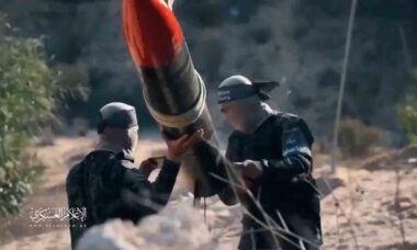 Vídeo mostra o Hamas construindo foguetes com tubos retirados de infraestruturas de esgoto. Foto e vídeo : Reprodução twitter