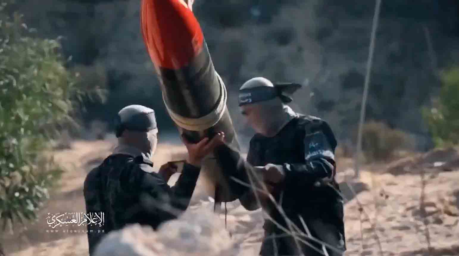 הסרטון מציג את חמאס בונה טילים באמצעות צנרת המוצאות מתשתיות הביוב. תמונה וסרטון: העתקה מטוויטר