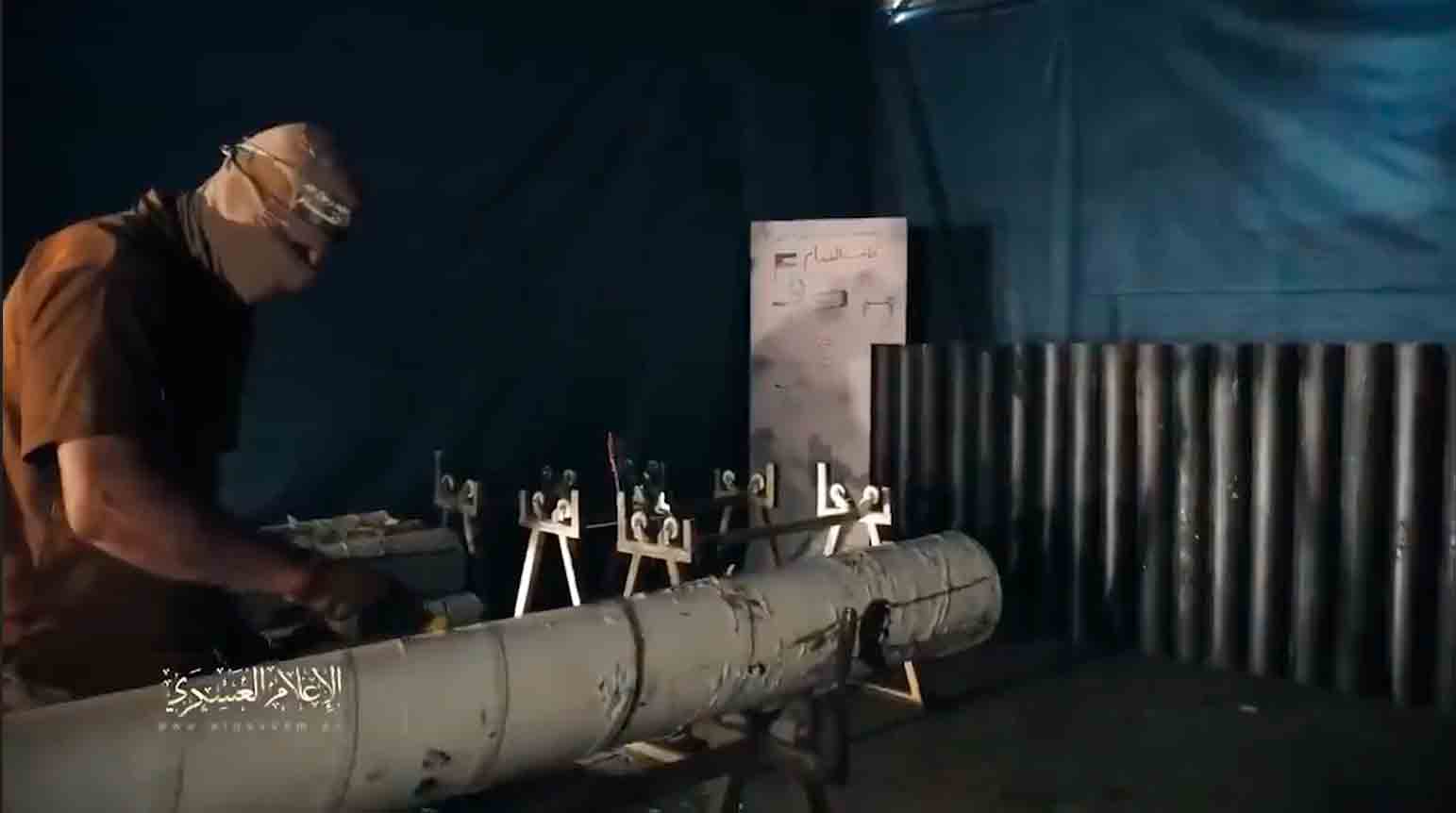 הסרטון מציג את חמאס מכינה טילים מצנרות שהוצאו מתשתיות הביוב. צילום וסרטון: העתקה מטוויטר