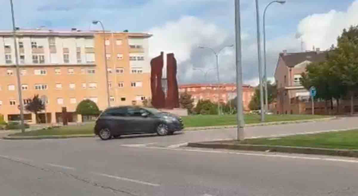 Video shows a car making unexplained rounds in a roundabout for over half an hour