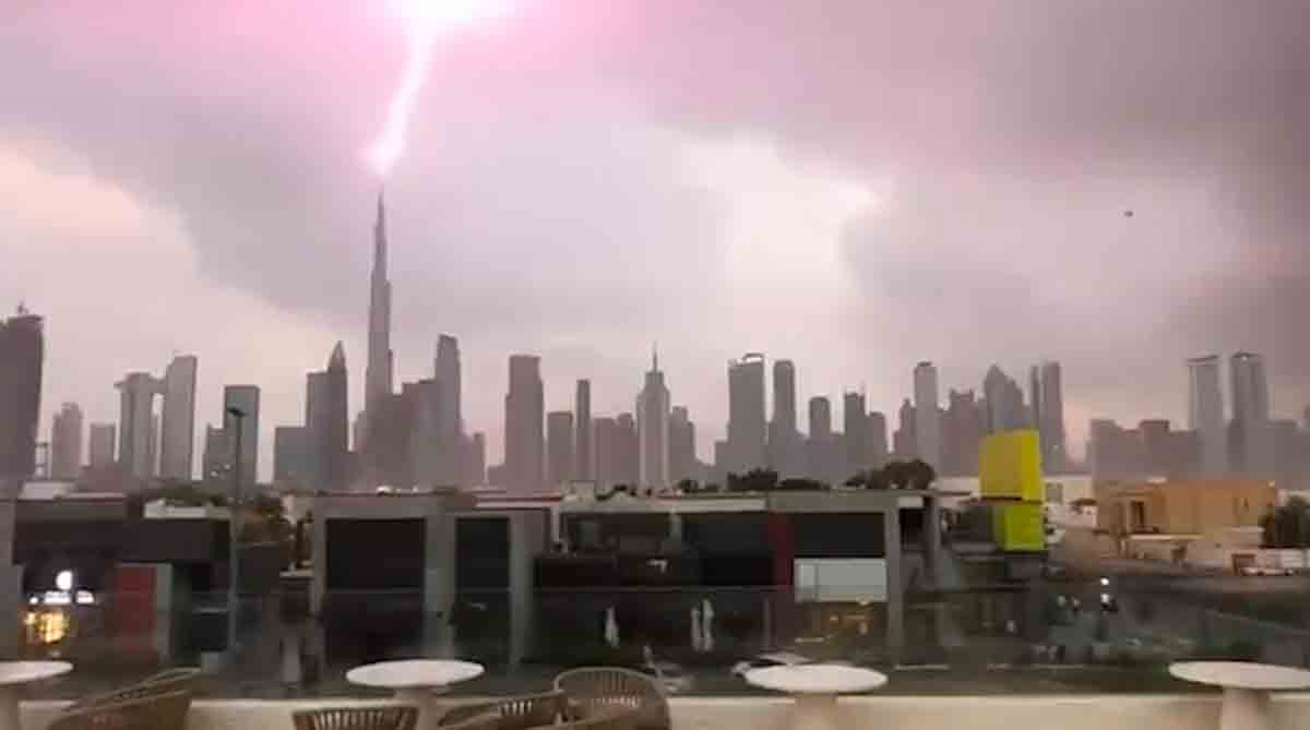 令人印象深刻的视频显示了迪拜哈利法塔上的闪电。照片和视频：Reprodução Telegram t.me/Disaster_News