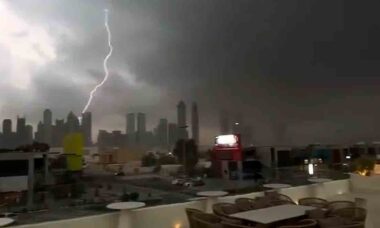 Vídeo impressionante mostra raios caindo no Burj Khalifa em Dubai. Foto e vídeo: Reprodução Telegram t.me/Disaster_News
