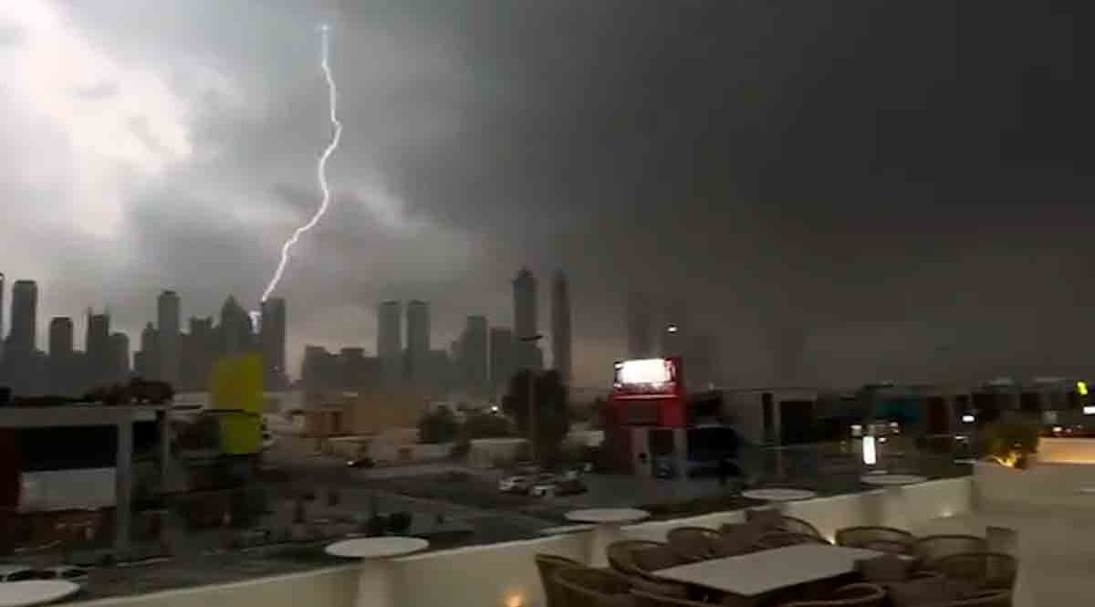 令人印象深刻的视频显示了迪拜哈利法塔上的闪电。照片和视频：Reprodução Telegram t.me/Disaster_News