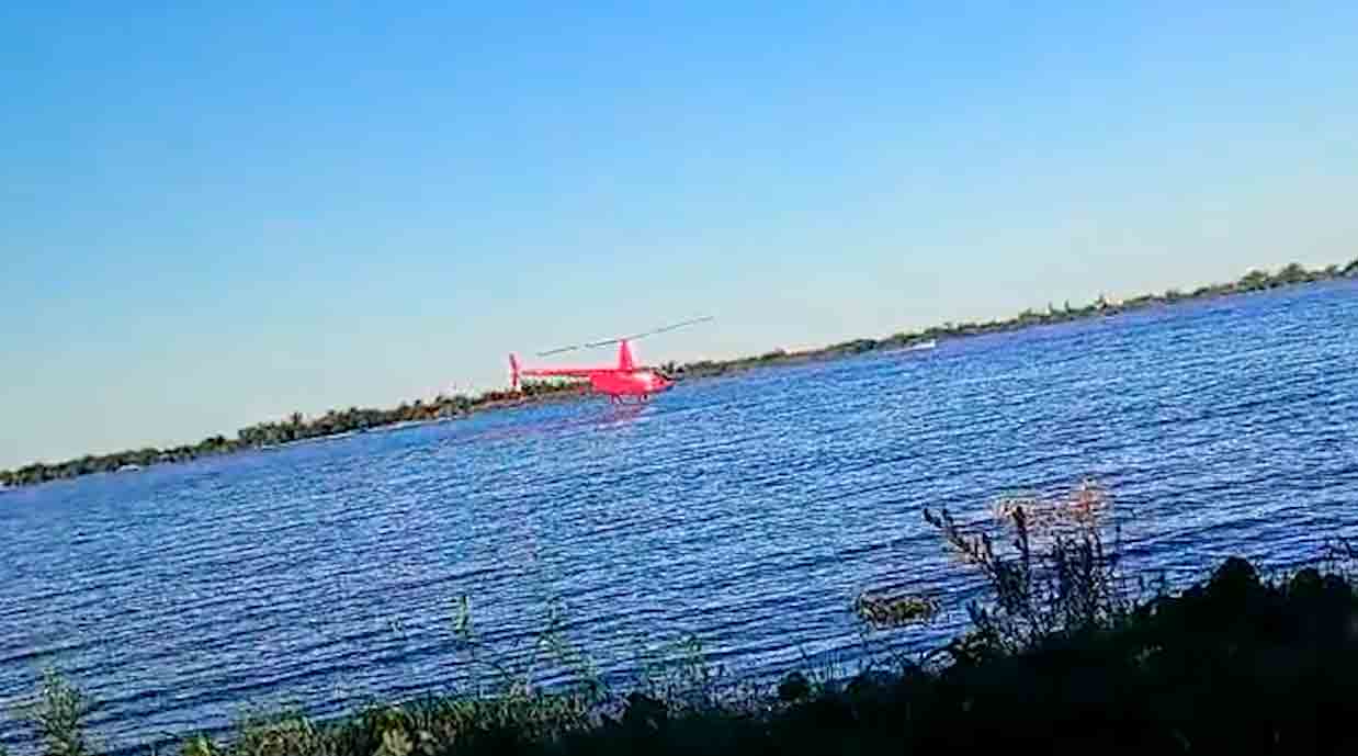 Helicopter crashes into water after performing dangerous maneuvers over the Paraná River, killing one man. Photo and video: Reproduction Twitter @Aresinfoservice 