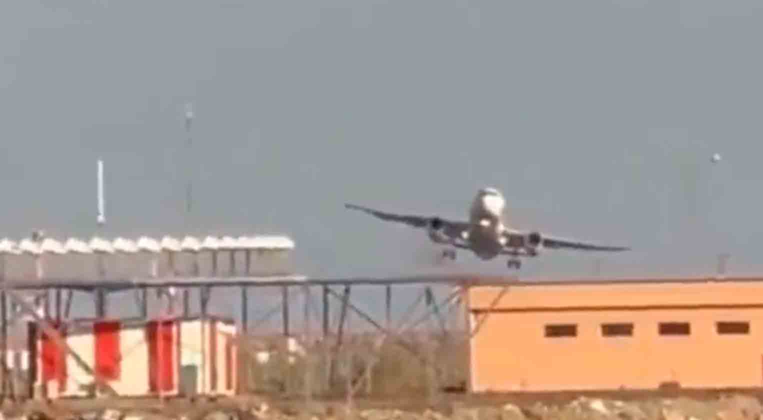 Video ukazuje napjatý okamžik, kdy letadlo Turkish Airlines zkouší přistát na letišti Ordu-Giresun. Foto a video: twitter @HavaForum 
