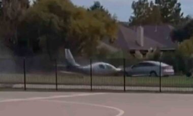 Vídeo mostra o momento em que avião colide com carro após fazer um pouso de emergência .Foto e vídeo: Reprodução Twitter @nexta_tv