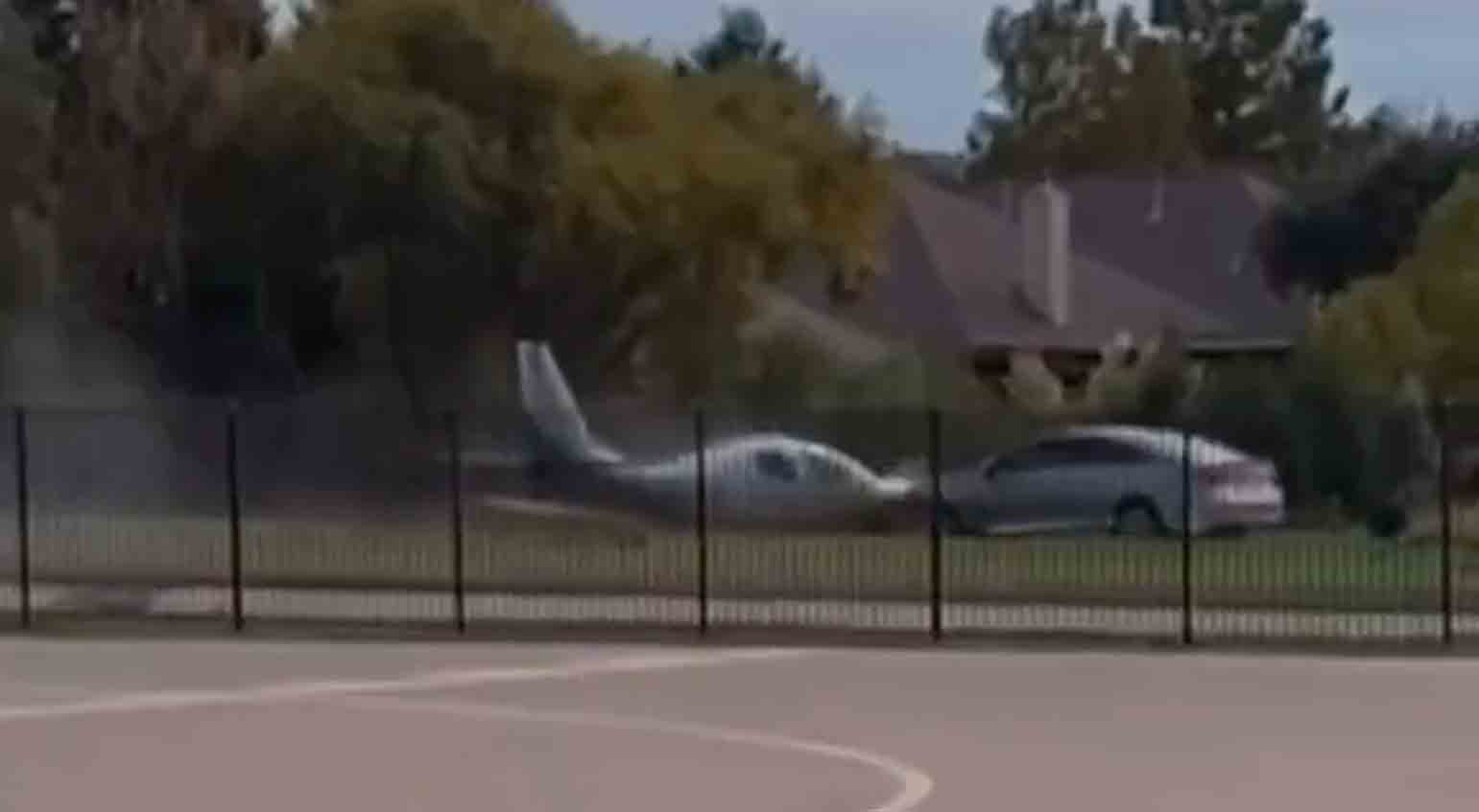 Video muestra el momento en que un avión colisiona con un coche después de realizar un aterrizaje de emergencia. Foto y vídeo: Reproducción Twitter @nexta_tv