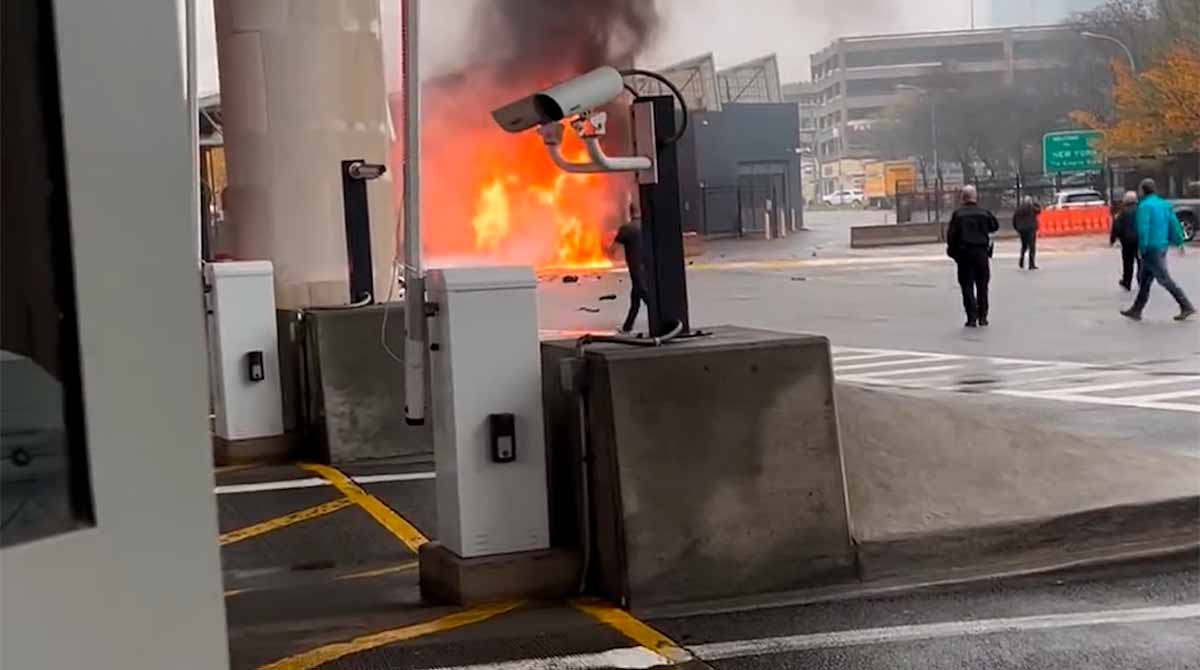 Videoen viser øyeblikket da en luksusbil kolliderer og eksploderer ved grensen til Niagara Falls. Foto: Reproduksjon Instagram @sal.alwishah
