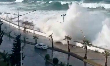Vídeo mostra ondas gigantescas atingindo a costa da Turquia. Foto e vídeo: Twitter @volcaholic1