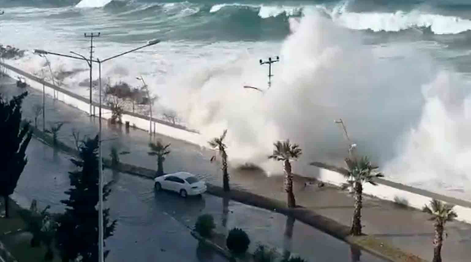 影片顯示巨大波浪襲擊土耳其海岸。照片及影片：Twitter @volcaholic1