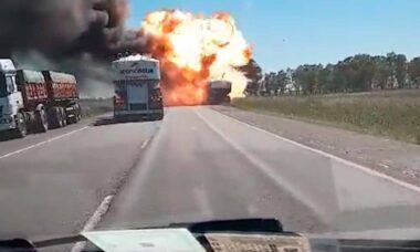 Vídeo mostra o momento que caminhão explode em rodovia da Argentina.Foto e vídeo: Reprodução Twitter @enlamiraradio
