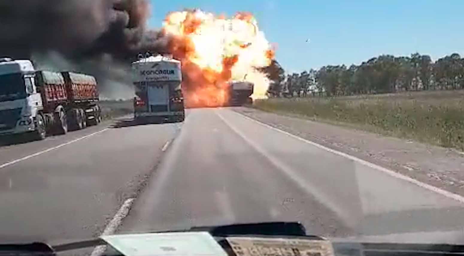Video toont het moment waarop een vrachtwagen explodeert op een snelweg in Argentinië. Foto en video: Reproductie Twitter @enlamiraradio 