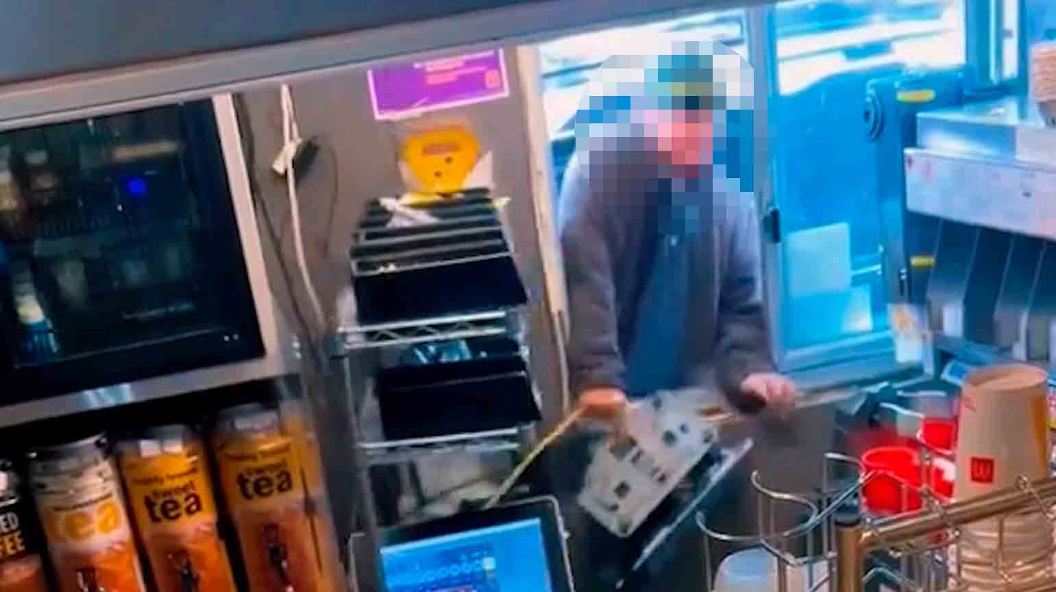 怒りの日の顧客がマクドナルドのドライブスルーを破壊。写真およびビデオ：TikTok @viralbangerの再生