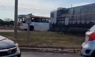 Vídeo mostra o exato momento da colisão entre um trem de carga e um ônibus, uma pessoa morre. Foto e vídeo: Twitter @Metropoles