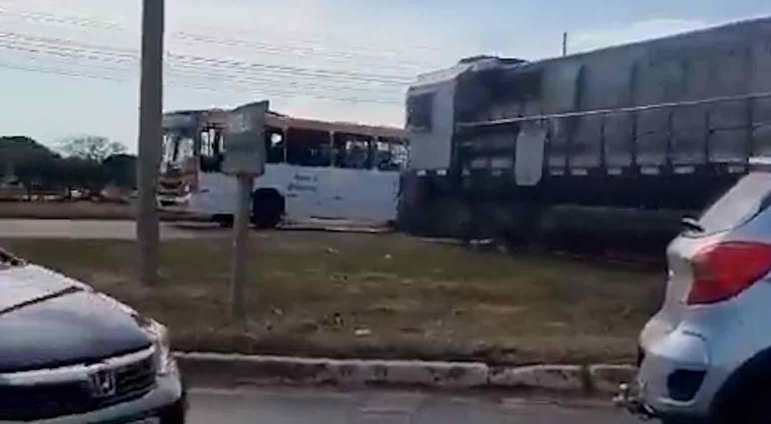 Video mostra il momento esatto della collisione tra un treno merci e un autobus, una persona muore. Foto e video: Twitter @Metropoles