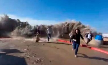 Vídeo mostra o momento em que uma onda gigante ultrapassa um paredão e fere oito pessoas. Fotos e vídeos: Reprodução Twitter @Top_Disaster