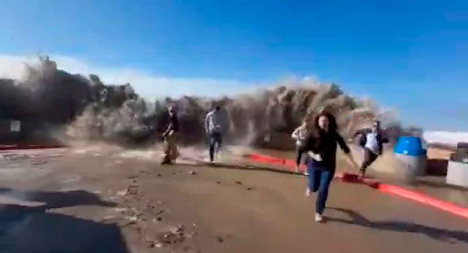 Video toont het moment waarop een gigantische golf een muur overspoelt en acht mensen verwondt. Foto's en video's: Reproductie Twitter @Top_Disaster