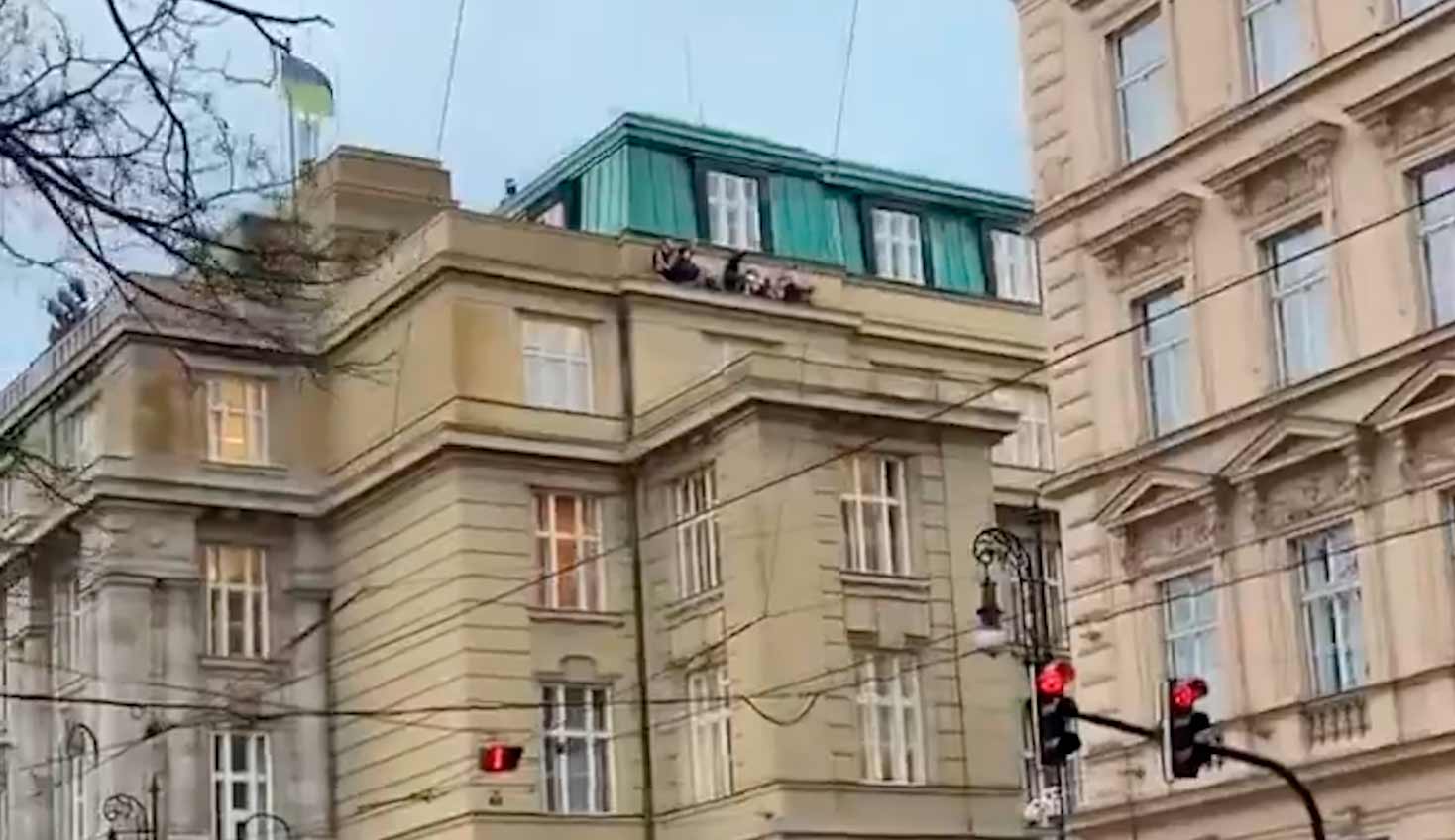 Skottlossning i Prag tar 11 liv efter att en beväpnad angripare öppnat eld på ett universitet. Bilder och video: Twitter @BabakTaghvaee1