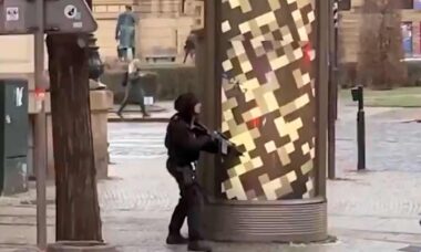 Tiroteio em Praga deixa 11 mortos após atirador abrir fogo em universidade. Fotos e vídeo: Reprodução Twitter @BabakTaghvaee1