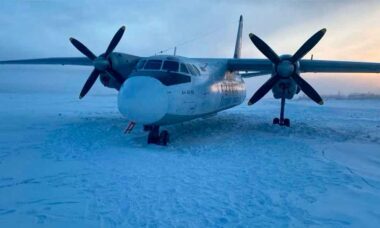 Vídeo: Avião de passageiros aterrissa em um rio congelado na Rússia. Foto e vídeo: Reprodução Twitter @sputnik_brasil