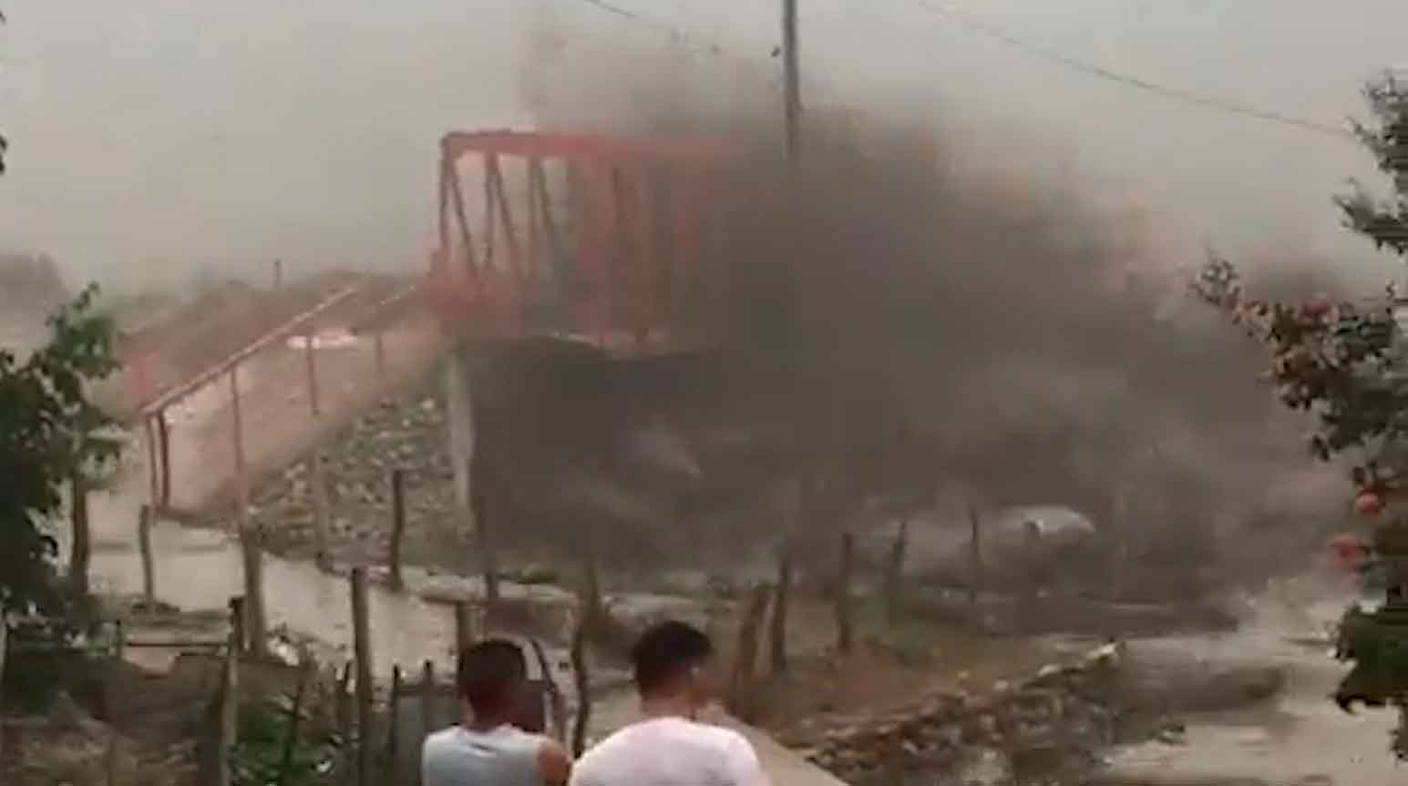 视频展示了阿根廷发生的巨大泥石流席卷桥梁的瞬间。图片和视频：Twitter @Top_Disaster