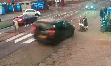 Mãe e Filha sobrevivem milagrosamente a um acidente assustador na Inglaterra. Foto e vídeo: Reprodução Twitter @imjustbrum
