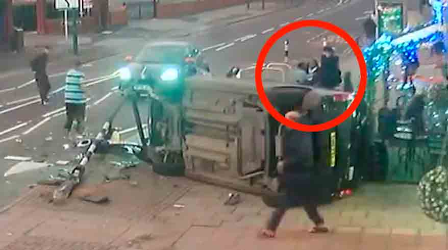 Matka i córka cudem przeżyły przerażający wypadek w Anglii. Zdjęcie i wideo: Reprodução Twitter @imjustbrum