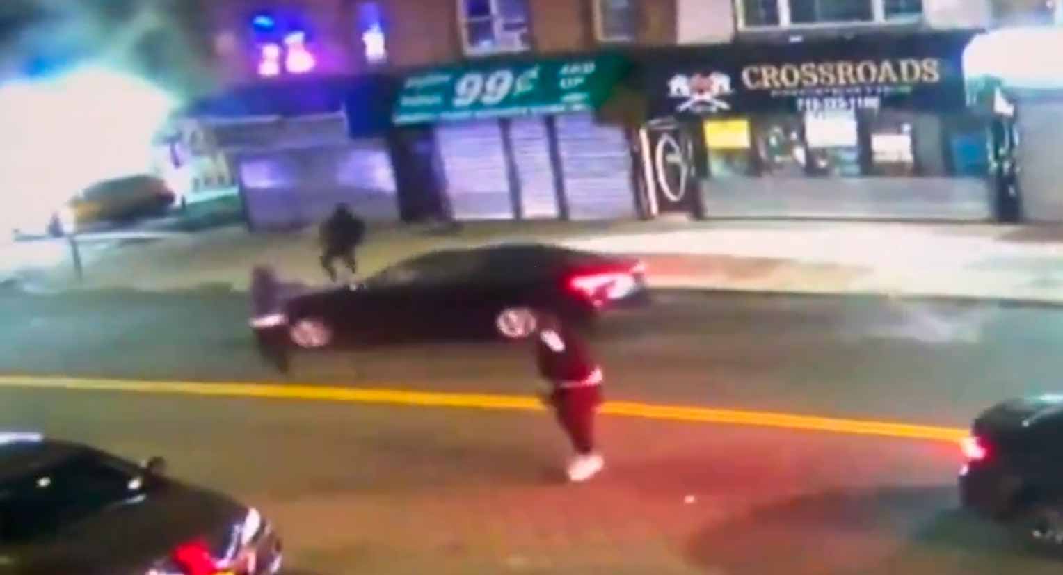 Videoclipul şocant arată o ambuscadă armată în New York care a dus la moartea unei mame de 28 de ani. Foto și video: Reproducere pe Twitter @ShootInUSA