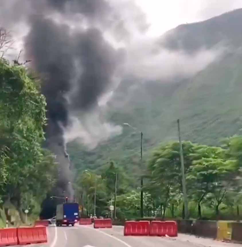 Video muestra la explosión de un camión cisterna en el túnel Quebrada Blanca, en Colombia. Foto y Video: Reproducción Twitter @DisasterTrackHQ